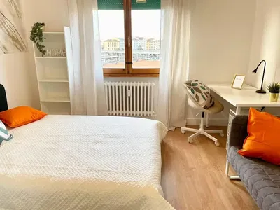 Kuhinja; kućanski aparati, drveni pod, prirodna svjetlost, moderan stil