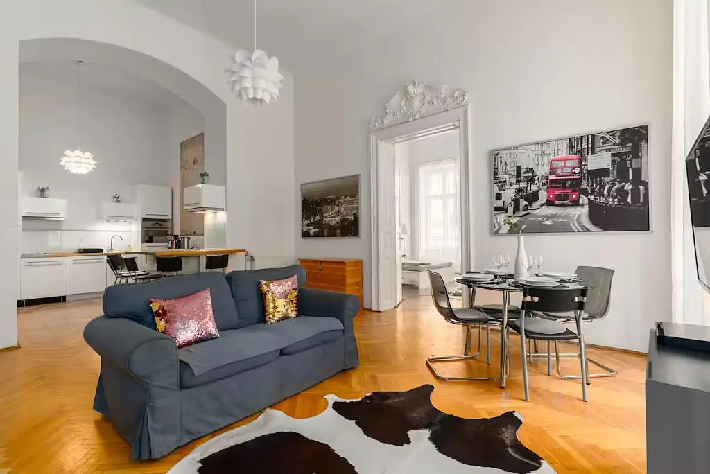 Küche; küchengeräte, holzboden, tageslicht, moderner stil