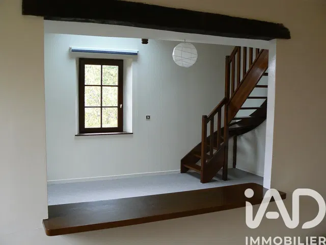 Κουζίνα; συσκευές κουζίνας, ξύλινο πάτωμα, φυσικό φως, μοντέρνο στυλ