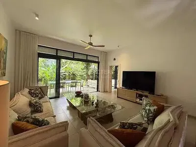 Κουζίνα; συσκευές κουζίνας, ξύλινο πάτωμα, φυσικό φως, μοντέρνο στυλ