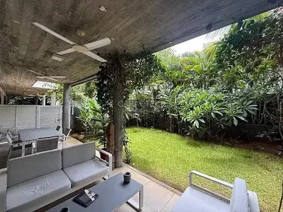 Κουζίνα; συσκευές κουζίνας, ξύλινο πάτωμα, φυσικό φως, μοντέρνο στυλ