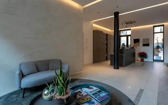 Küche; küchengeräte, holzboden, tageslicht, moderner stil