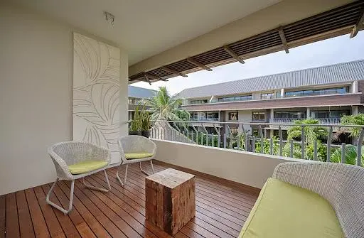 Küche; küchengeräte, holzboden, tageslicht, moderner stil