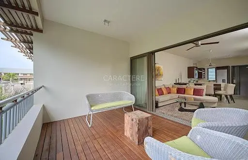 Küche; küchengeräte, holzboden, tageslicht, moderner stil