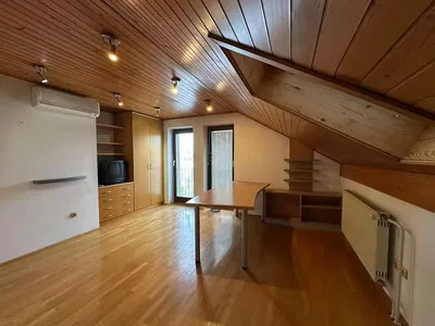 Küche; küchengeräte, holzboden, tageslicht, moderner stil