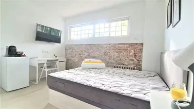 Keuken; keukenapparatuur, houten vloer, natuurlijk licht, moderne stijl