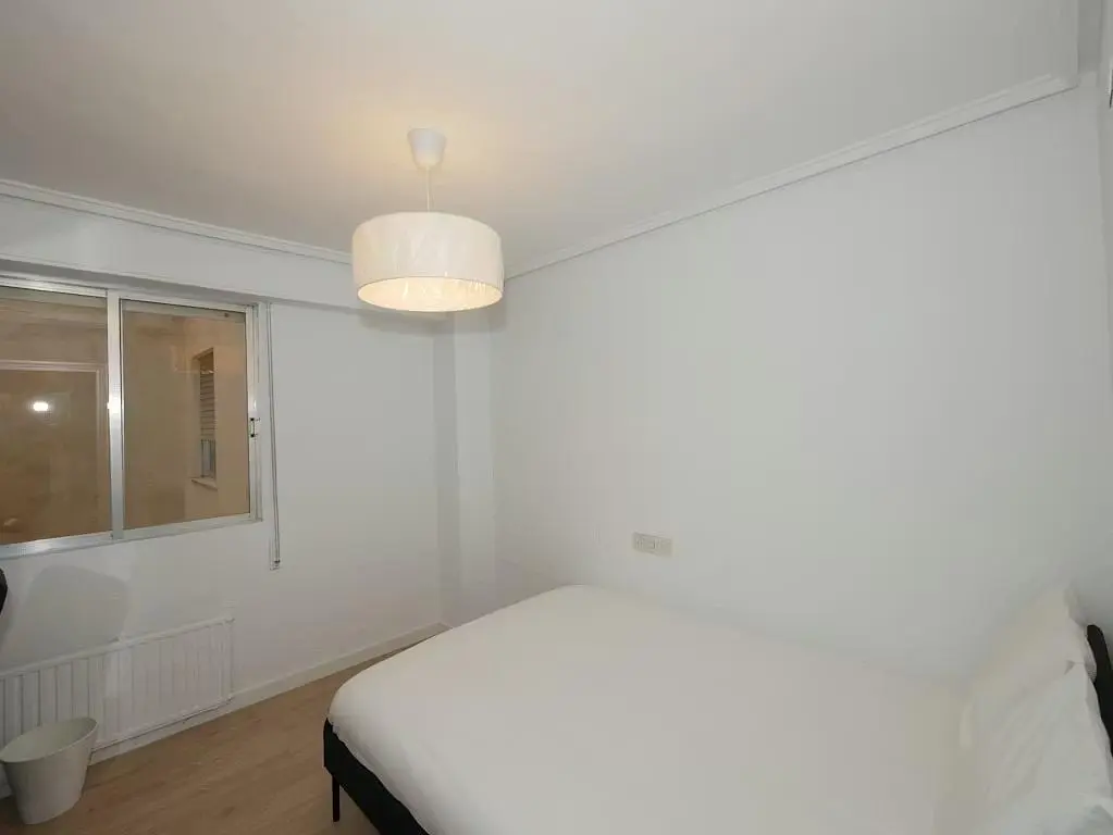 Keuken; keukenapparatuur, houten vloer, natuurlijk licht, moderne stijl