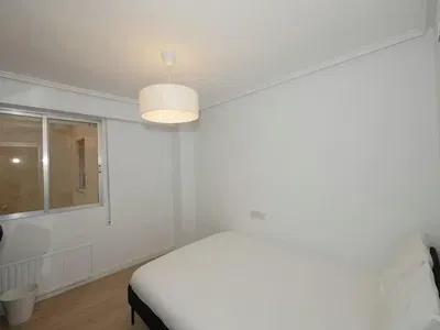 Keuken; keukenapparatuur, houten vloer, natuurlijk licht, moderne stijl