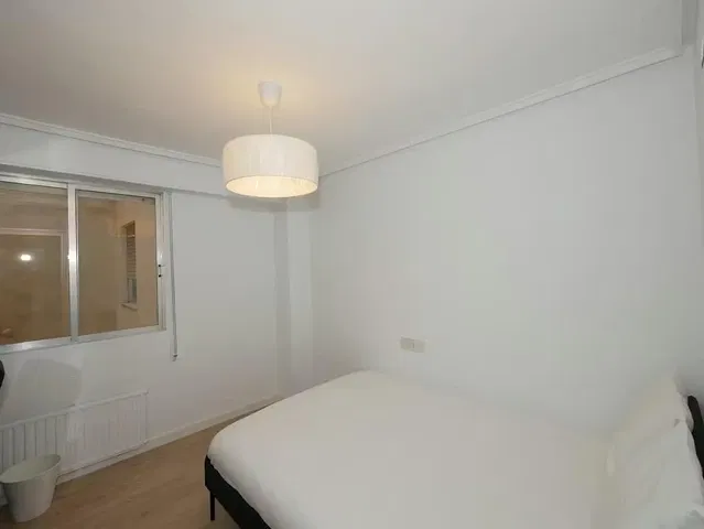 Küche; küchengeräte, holzboden, tageslicht, moderner stil