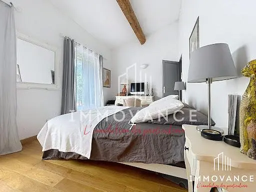 Woonkamer; houten vloer, natuurlijk licht, moderne stijl