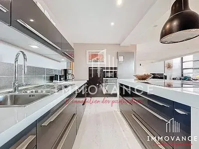 Keuken; keukenapparatuur, houten vloer, natuurlijk licht, moderne stijl