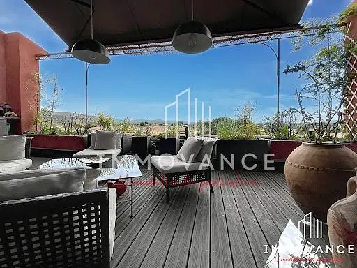 Keuken; keukenapparatuur, houten vloer, natuurlijk licht, moderne stijl