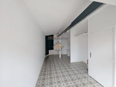 Kuhinja; kuhinjski aparati, drveni pod, prirodno svjetlo, moderni stil