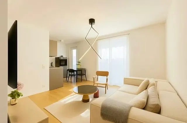 Küche; küchengeräte, holzboden, tageslicht, moderner stil