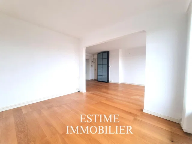 Küche; küchengeräte, holzboden, tageslicht, moderner stil