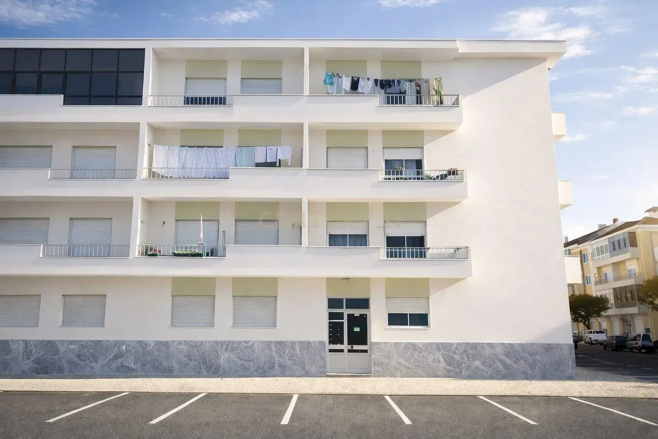 Obývací pokoj; dřevěná podlaha, přirozené světlo, moderní styl