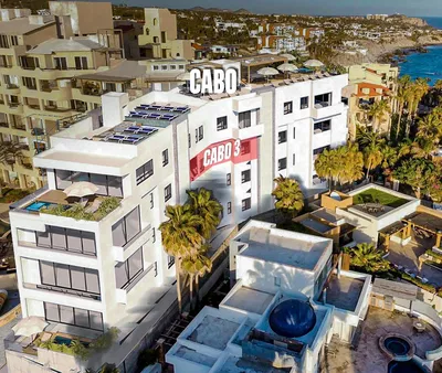 Mutfak; mutfak aletleri, ahşap zemin, doğal ışık, modern stil