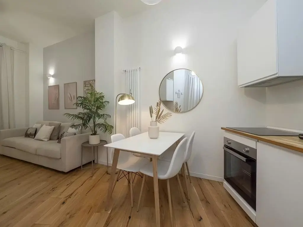 Kuchyně; kuchyňské spotřebiče, dřevěná podlaha, přirozené světlo, moderní styl