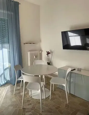 Kuchnia; sprzęt kuchenny, podłoga drewniana, światło dzienne, styl nowoczesny