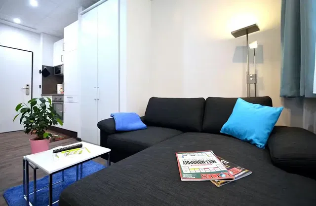 Küche; küchengeräte, holzboden, tageslicht, moderner stil