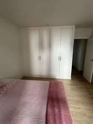 Keuken; keukenapparatuur, houten vloer, natuurlijk licht, moderne stijl