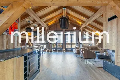 Keuken; keukenapparatuur, tegelvloer, natuurlijk licht, moderne stijl