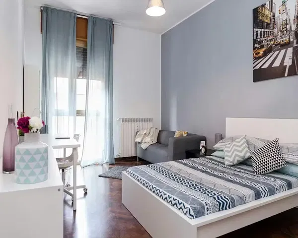 Kuchyně; kuchyňské spotřebiče, dřevěná podlaha, přirozené světlo, moderní styl