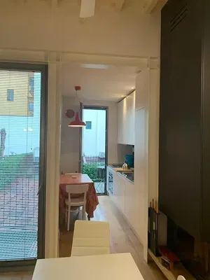 Keuken; keukenapparatuur, houten vloer, natuurlijk licht, moderne stijl