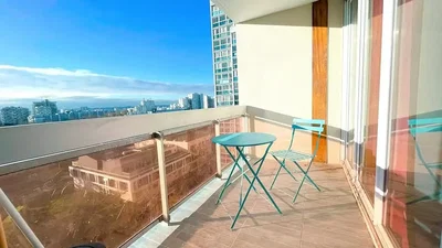 Mutfak; mutfak aletleri, ahşap zemin, doğal ışık, modern stil