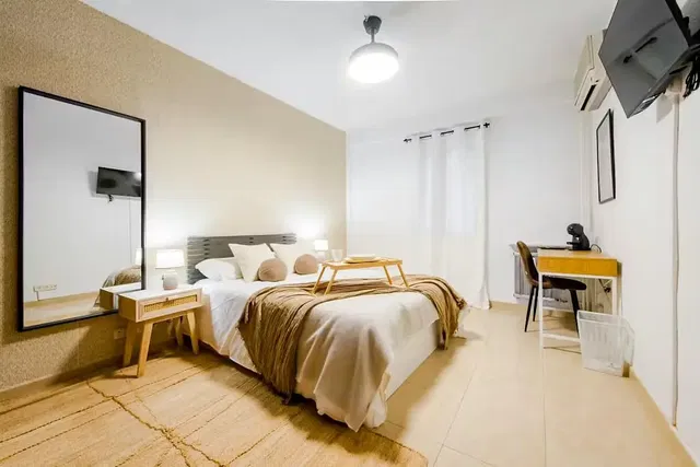 Keuken; keukenapparatuur, houten vloer, natuurlijk licht, moderne stijl