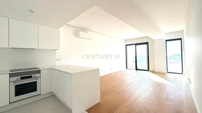 Kuchyně; kuchyňské spotřebiče, dřevěná podlaha, přirozené světlo, moderní styl