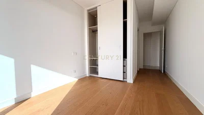 Kuchyně; kuchyňské spotřebiče, dřevěná podlaha, přirozené světlo, moderní styl