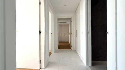 Kuchyně; kuchyňské spotřebiče, dlažba, přirozené světlo, moderní styl