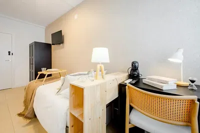 Kuchyňa; kuchynské spotrebiče, drevená podlaha, prirodzené svetlo, moderný štýl