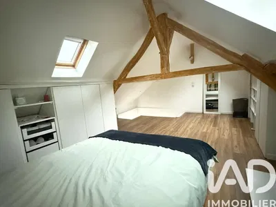 Keuken; keukenapparatuur, houten vloer, natuurlijk licht, moderne stijl