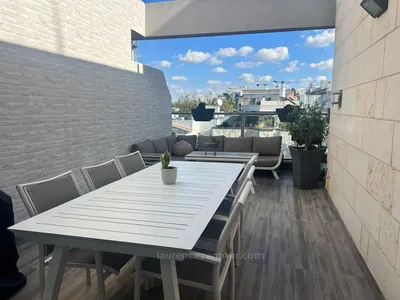 Keuken; keukenapparatuur, houten vloer, natuurlijk licht, moderne stijl