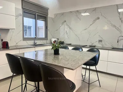 Keuken; keukenapparatuur, houten vloer, natuurlijk licht, moderne stijl