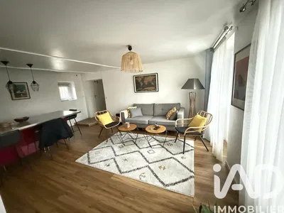 Keuken; keukenapparatuur, houten vloer, natuurlijk licht, moderne stijl