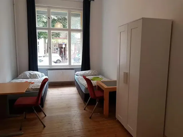 Кухиња; кухињски апарати, дрвени под, природно светло, модерни стил