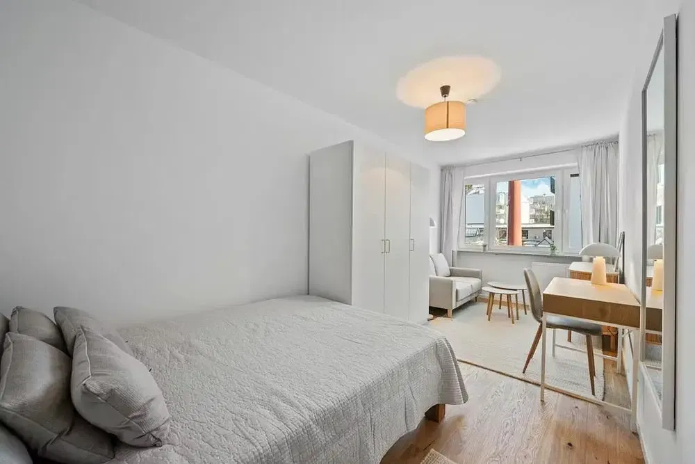 Κουζίνα; συσκευές κουζίνας, ξύλινο πάτωμα, φυσικό φως, μοντέρνο στυλ