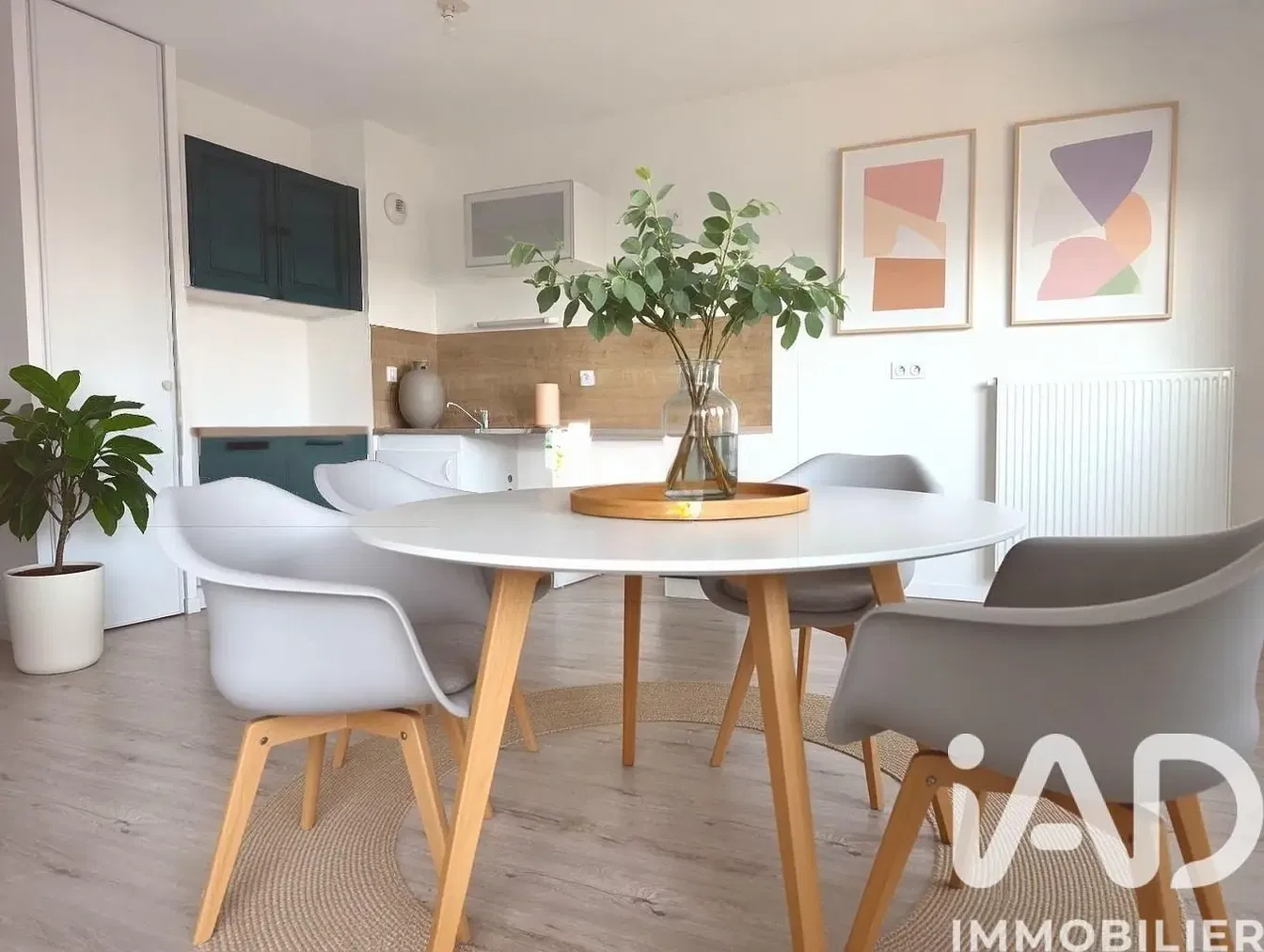 Κουζίνα; συσκευές κουζίνας, ξύλινο πάτωμα, φυσικό φως, μοντέρνο στυλ