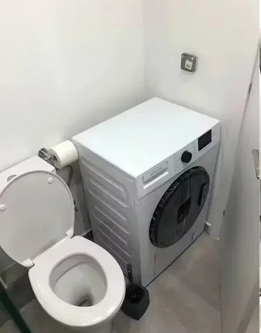 Kuchyně; kuchyňské spotřebiče, dlažba, přirozené světlo, moderní styl