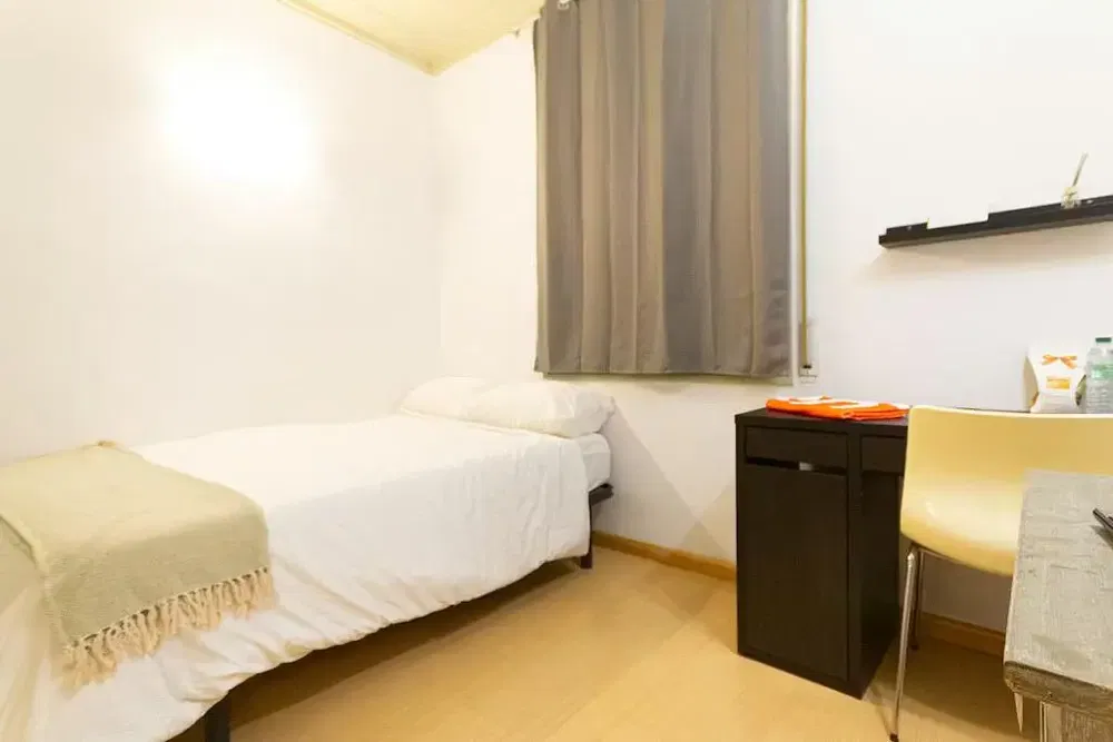 Кухня; кухненски уреди, дървен под, естествена светлина, модерен стил