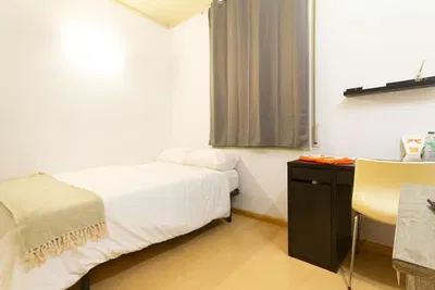 Cozinha; eletrodomésticos, chão de madeira, luz natural, estilo moderno