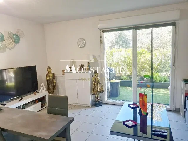 Cozinha; eletrodomésticos, chão de madeira, luz natural, estilo moderno