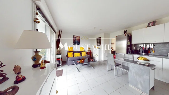 Cozinha; eletrodomésticos, chão de madeira, luz natural, estilo moderno