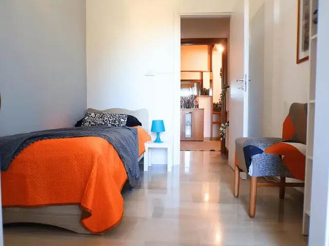 Keuken; keukenapparatuur, houten vloer, natuurlijk licht, moderne stijl