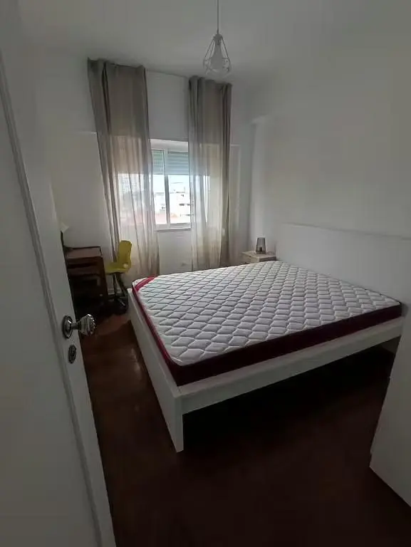 Kuhinja; kuhinjski aparati, drveni pod, prirodno svjetlo, moderni stil