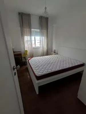 Kuhinja; kuhinjski aparati, drveni pod, prirodno svjetlo, moderni stil