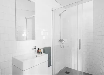 Cozinha; eletrodomésticos, chão de madeira, luz natural, estilo moderno